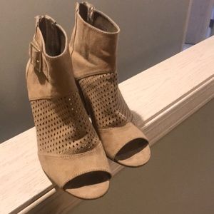 Carlos tan size 7.5M boots. Worn only a few time.